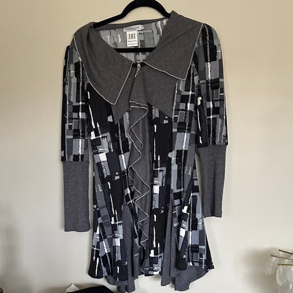 dshavael Tops - Chic Gray Patterned Long Sleeve Cardigan